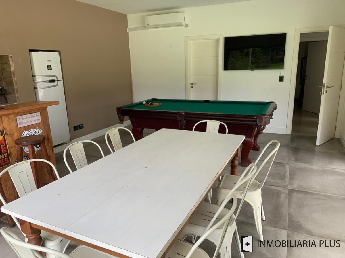 Casa ID.548 - Venta de Casa con todas las comodidades piscina, 4.200 m2 y 650 m2 en Punta del Este de 4 Dormitorios en Beverly Hills C955