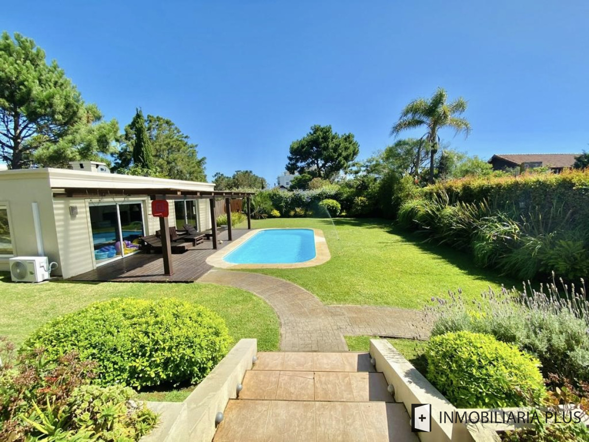 Casa ID.806 - Alquiler de Casa con 4 Dormitorios 905 m2 Piscina Climatizada y Barbacoa en Pinares de Punta del Este C806