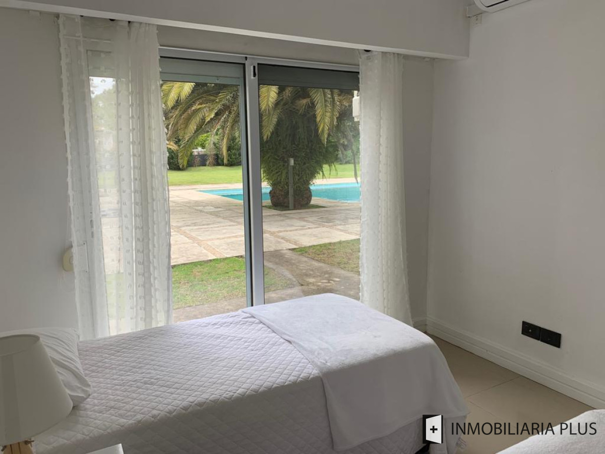 Casa ID.548 - Venta de Casa con todas las comodidades piscina, 4.200 m2 y 650 m2 en Punta del Este de 4 Dormitorios en Beverly Hills C955