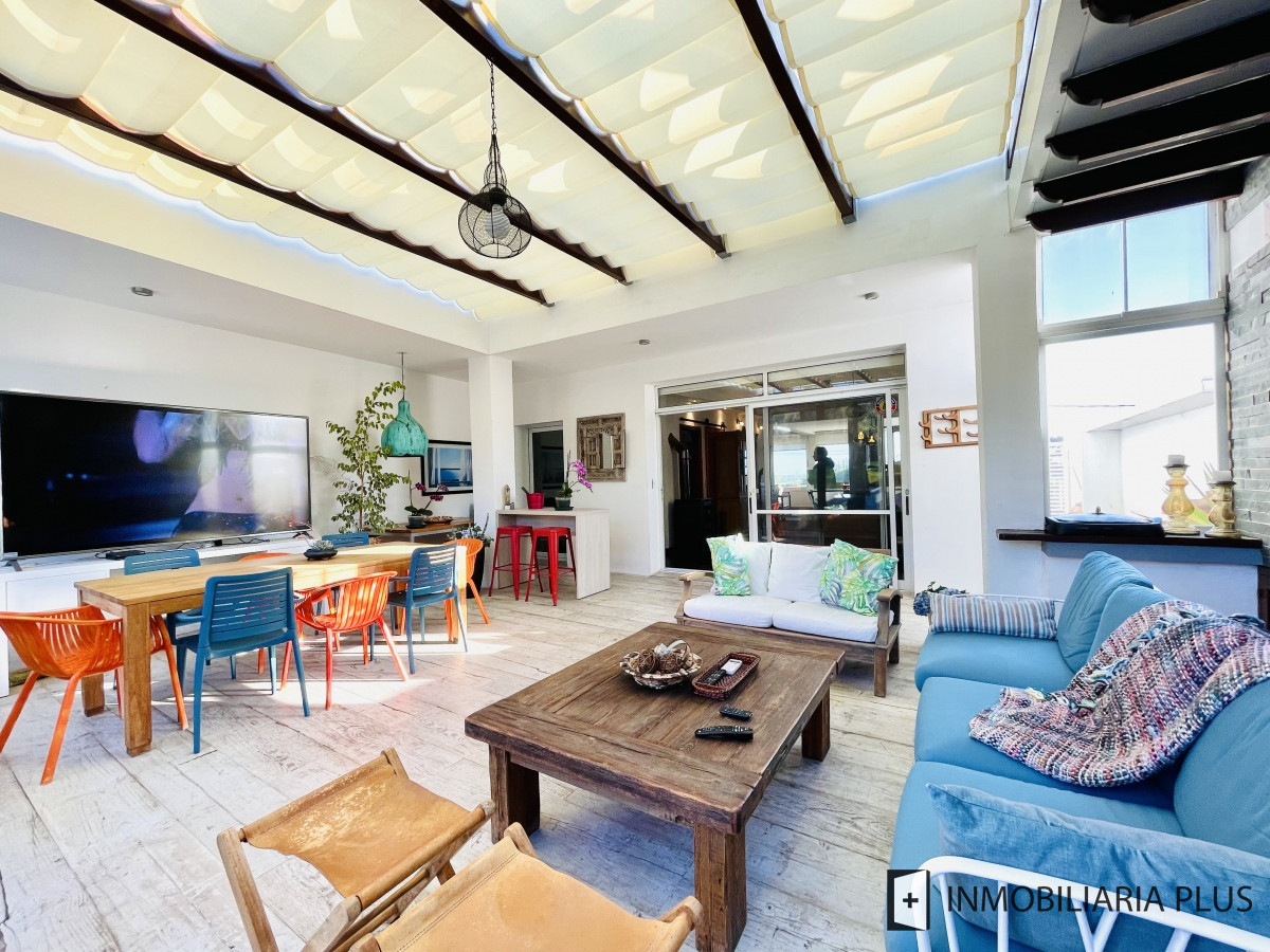 Casa ID.828 - Venta de Casa de 5 Dormitorios con Piscina Climatizada Frente a Playa Mansa de Punta del Este C828