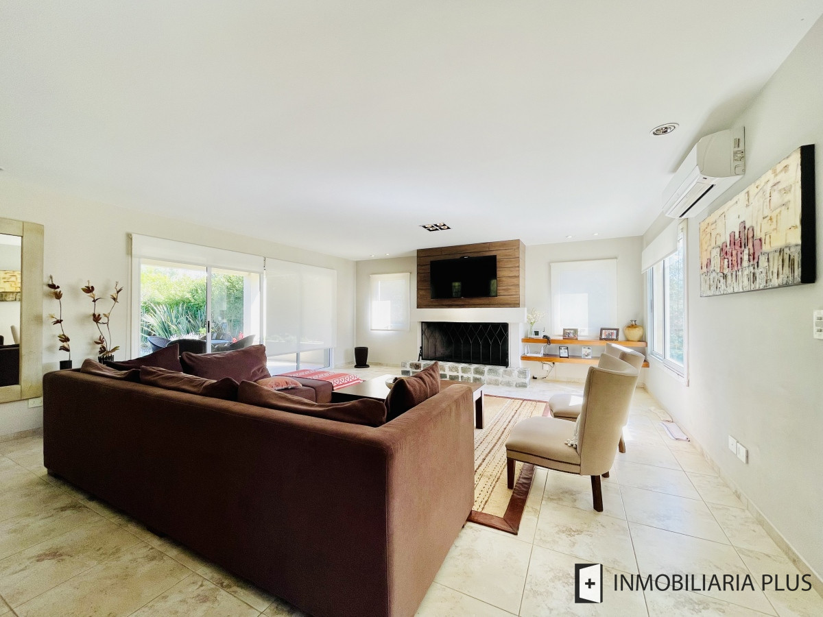 Casa ID.806 - Alquiler de Casa con 4 Dormitorios 905 m2 Piscina Climatizada y Barbacoa en Pinares de Punta del Este C806
