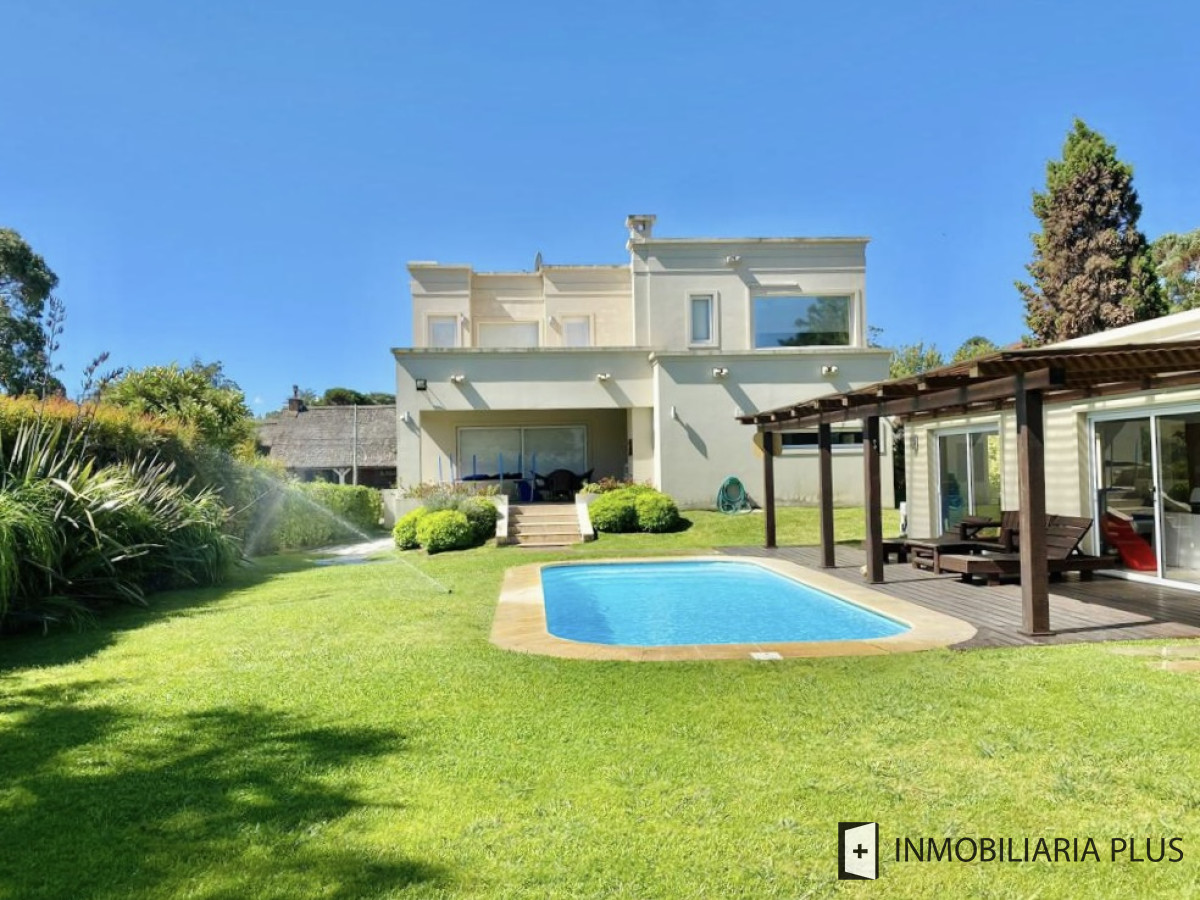 Casa ID.806 - Alquiler de Casa con 4 Dormitorios 905 m2 Piscina Climatizada y Barbacoa en Pinares de Punta del Este C806