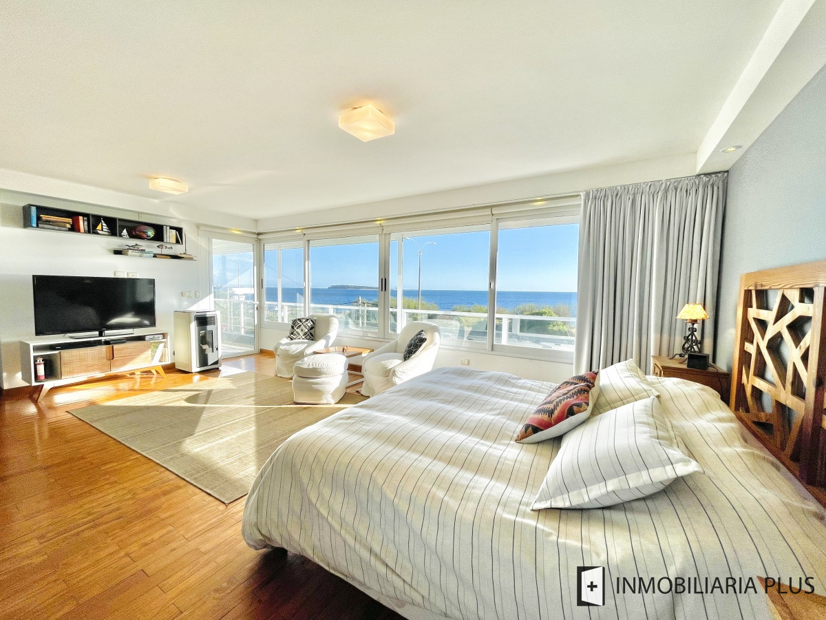 Casa ID.828 - Venta de Casa de 5 Dormitorios con Piscina Climatizada Frente a Playa Mansa de Punta del Este C828