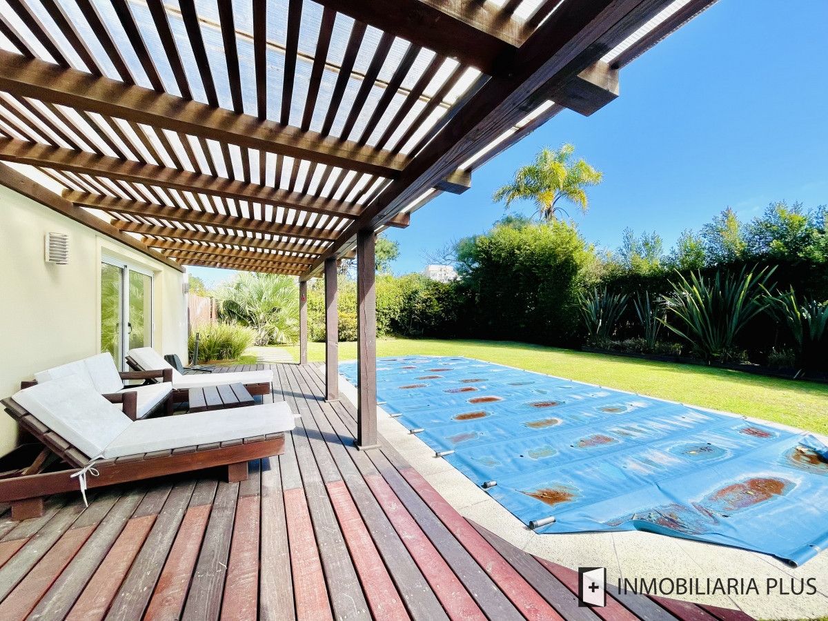 Casa ID.806 - Alquiler de Casa con 4 Dormitorios 905 m2 Piscina Climatizada y Barbacoa en Pinares de Punta del Este C806