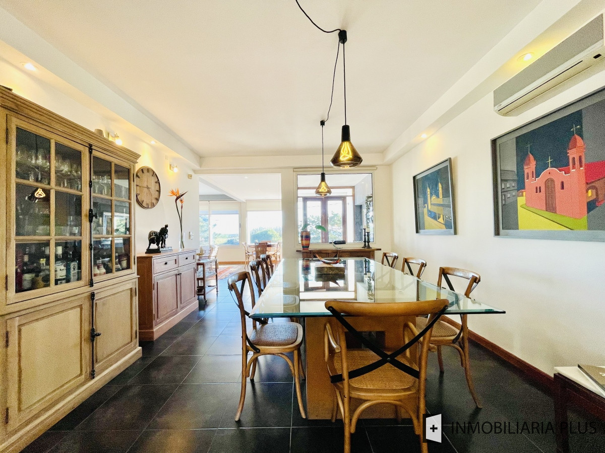 Casa ID.828 - Venta de Casa de 5 Dormitorios con Piscina Climatizada Frente a Playa Mansa de Punta del Este C828