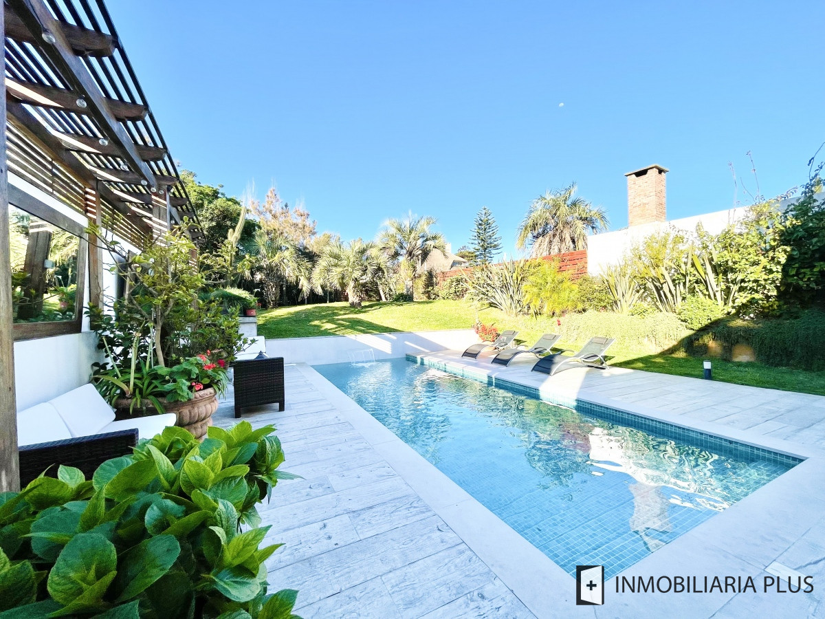 Casa ID.828 - Venta de Casa de 5 Dormitorios con Piscina Climatizada Frente a Playa Mansa de Punta del Este C828