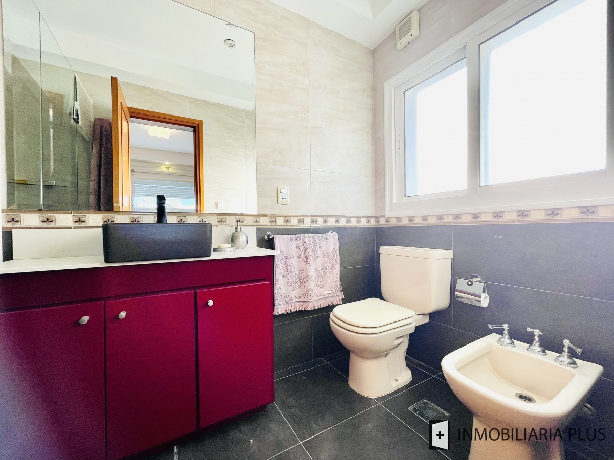 Casa ID.828 - Venta de Casa de 5 Dormitorios con Piscina Climatizada Frente a Playa Mansa de Punta del Este C828