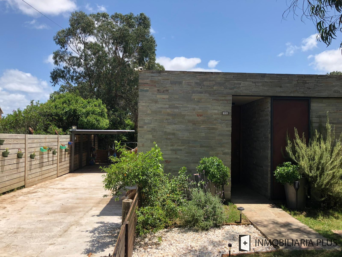 Casa ID.461 - Venta de casa con 525 m2 de terreno a pasos del Mar en Pinares con 2 Dormitorios C915