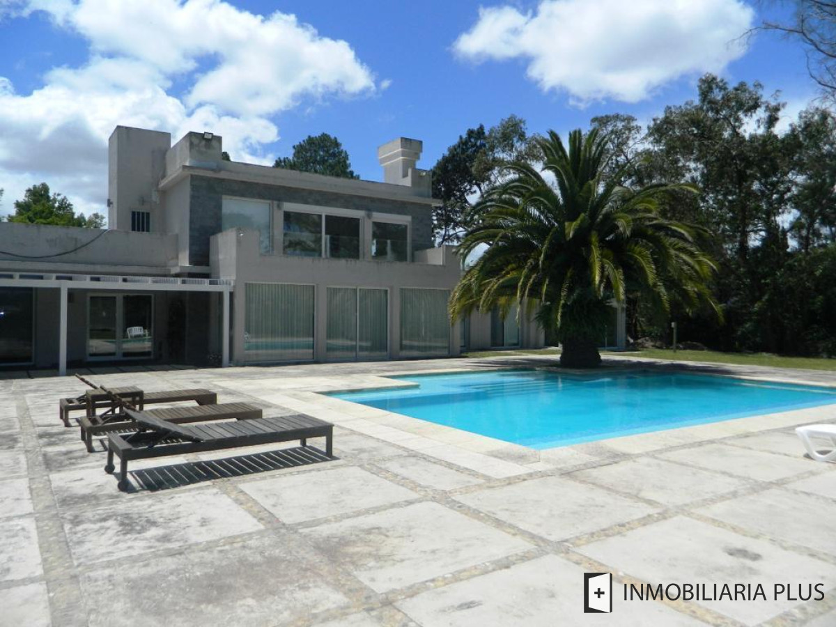 Casa ID.548 - Venta de Casa con todas las comodidades piscina, 4.200 m2 y 650 m2 en Punta del Este de 4 Dormitorios en Beverly Hills C955