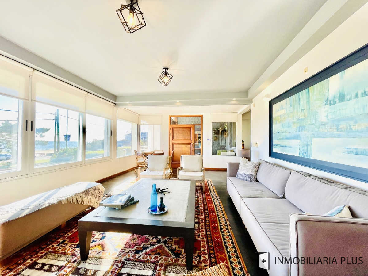 Casa ID.828 - Venta de Casa de 5 Dormitorios con Piscina Climatizada Frente a Playa Mansa de Punta del Este C828