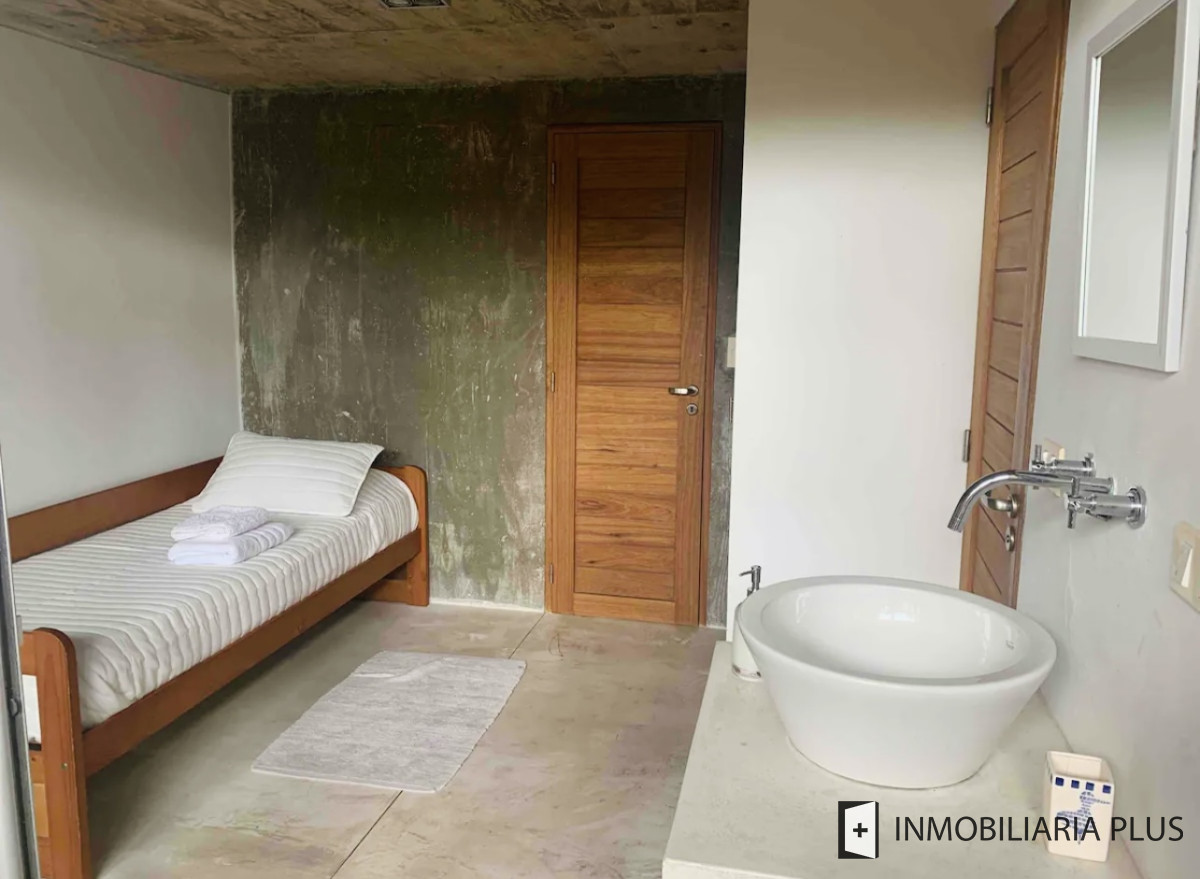 Casa ID.1267 - Alquiler de Casa en Punta del Este con 4 Dormitorios y Piscina a pasos de la Playa Mansa