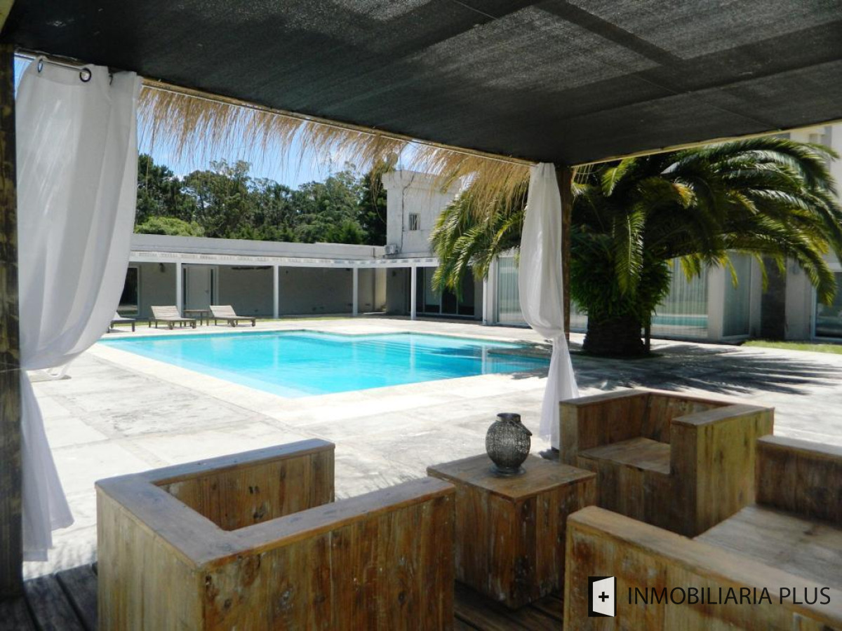 Casa ID.548 - Venta de Casa con todas las comodidades piscina, 4.200 m2 y 650 m2 en Punta del Este de 4 Dormitorios en Beverly Hills C955