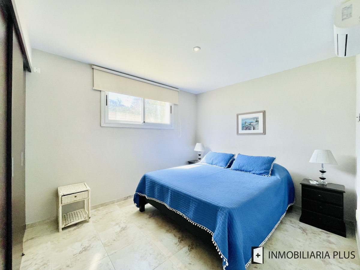 Casa ID.806 - Alquiler de Casa con 4 Dormitorios 905 m2 Piscina Climatizada y Barbacoa en Pinares de Punta del Este C806
