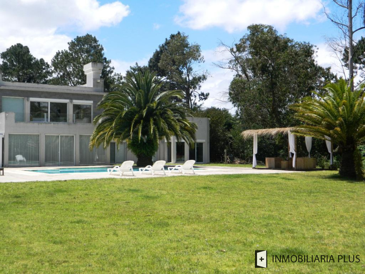 Casa ID.548 - Venta de Casa con todas las comodidades piscina, 4.200 m2 y 650 m2 en Punta del Este de 4 Dormitorios en Beverly Hills C955