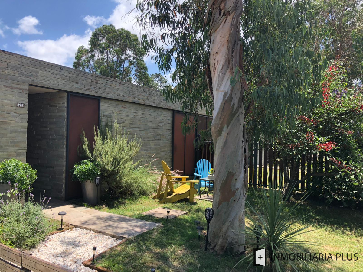 Casa ID.461 - Venta de casa con 525 m2 de terreno a pasos del Mar en Pinares con 2 Dormitorios C915
