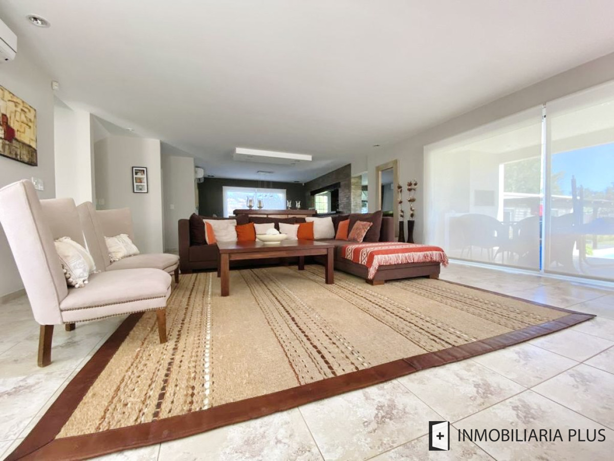 Casa ID.806 - Alquiler de Casa con 4 Dormitorios 905 m2 Piscina Climatizada y Barbacoa en Pinares de Punta del Este C806