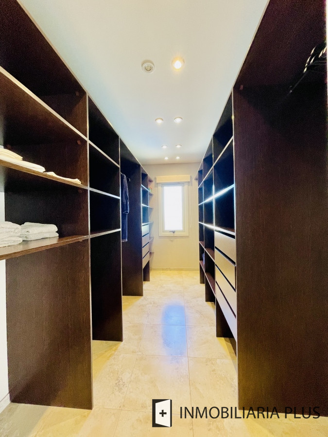 Casa ID.806 - Alquiler de Casa con 4 Dormitorios 905 m2 Piscina Climatizada y Barbacoa en Pinares de Punta del Este C806