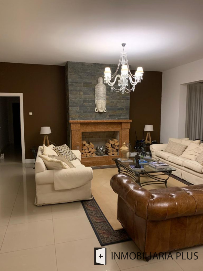 Casa ID.548 - Venta de Casa con todas las comodidades piscina, 4.200 m2 y 650 m2 en Punta del Este de 4 Dormitorios en Beverly Hills C955
