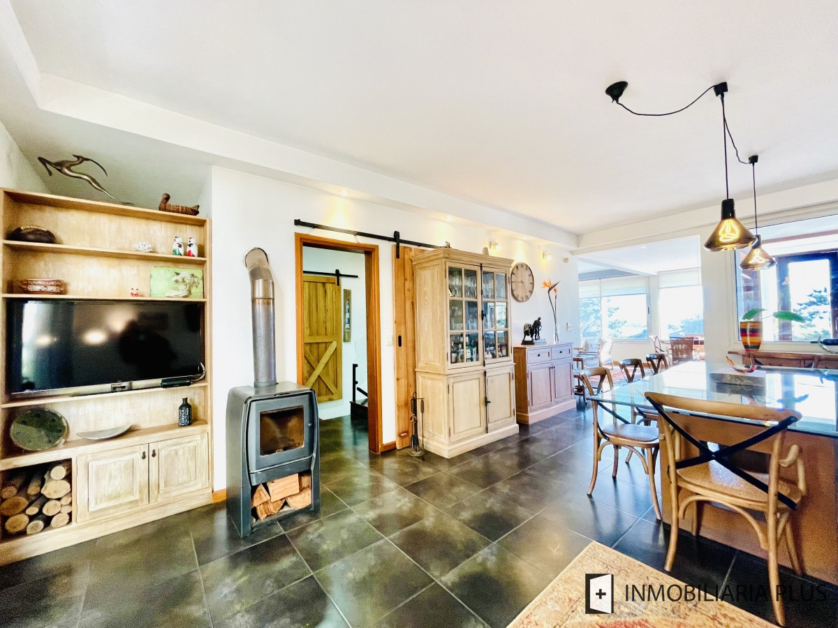 Casa ID.828 - Venta de Casa de 5 Dormitorios con Piscina Climatizada Frente a Playa Mansa de Punta del Este C828