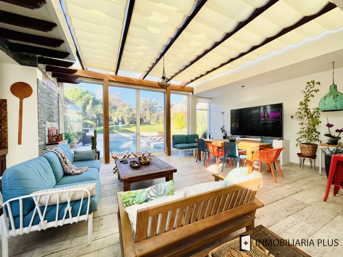 Casa ID.828 - Venta de Casa de 5 Dormitorios con Piscina Climatizada Frente a Playa Mansa de Punta del Este C828