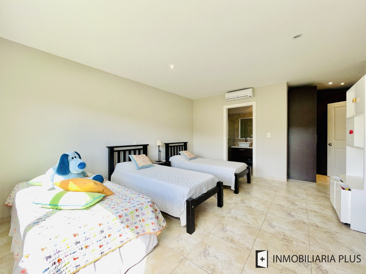 Casa ID.806 - Alquiler de Casa con 4 Dormitorios 905 m2 Piscina Climatizada y Barbacoa en Pinares de Punta del Este C806