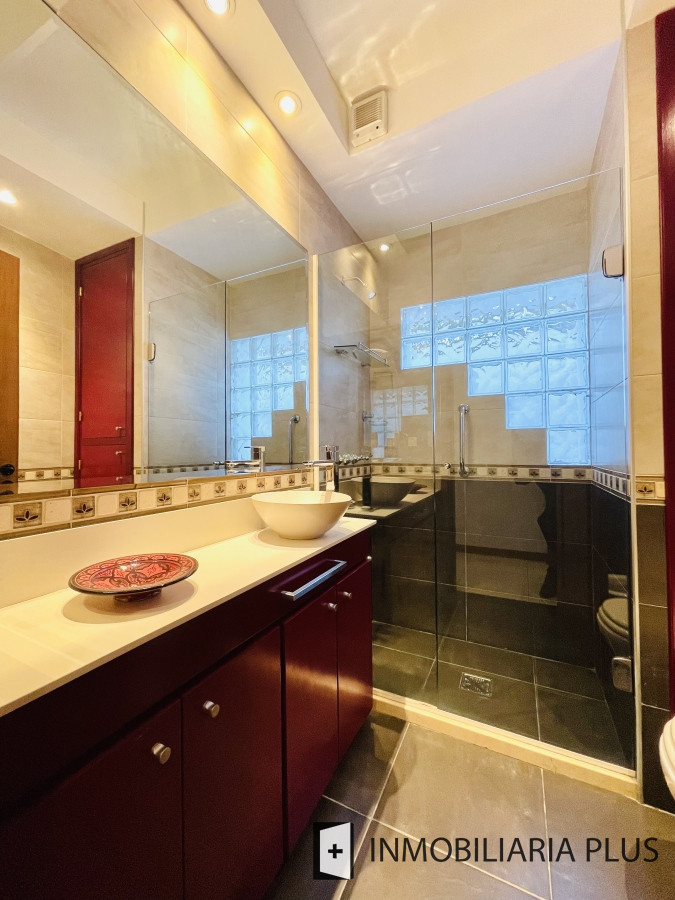 Casa ID.828 - Venta de Casa de 5 Dormitorios con Piscina Climatizada Frente a Playa Mansa de Punta del Este C828