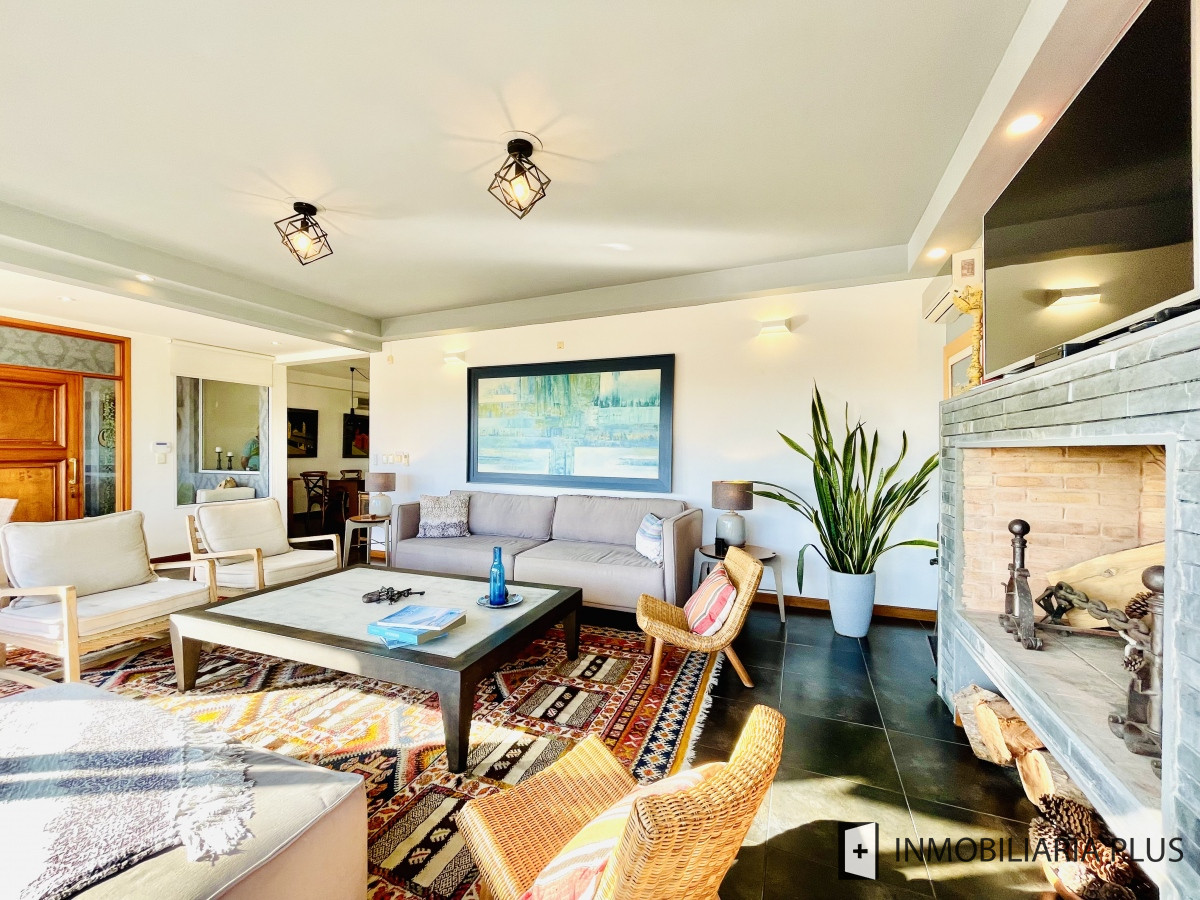 Casa ID.828 - Venta de Casa de 5 Dormitorios con Piscina Climatizada Frente a Playa Mansa de Punta del Este C828