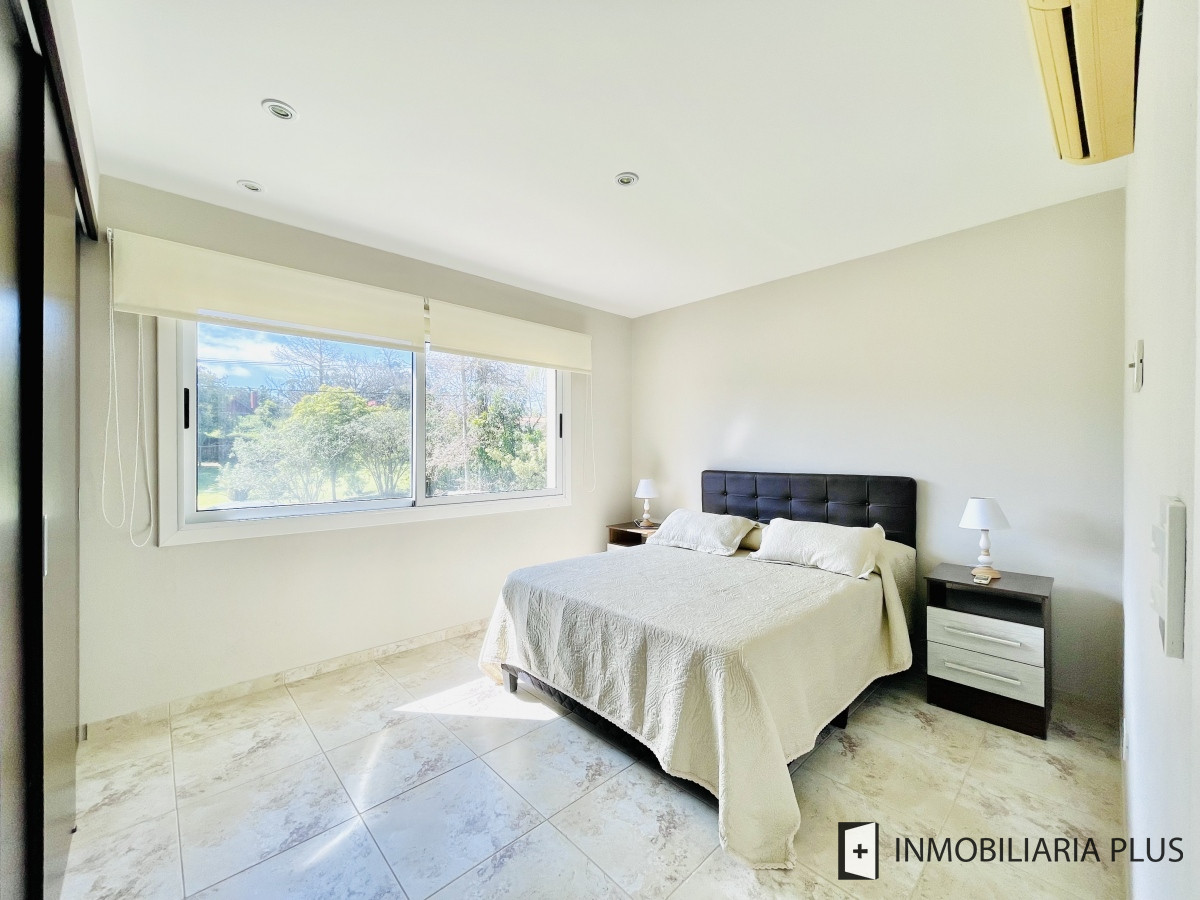 Casa ID.806 - Alquiler de Casa con 4 Dormitorios 905 m2 Piscina Climatizada y Barbacoa en Pinares de Punta del Este C806