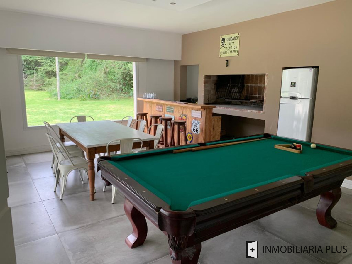 Casa ID.548 - Venta de Casa con todas las comodidades piscina, 4.200 m2 y 650 m2 en Punta del Este de 4 Dormitorios en Beverly Hills C955