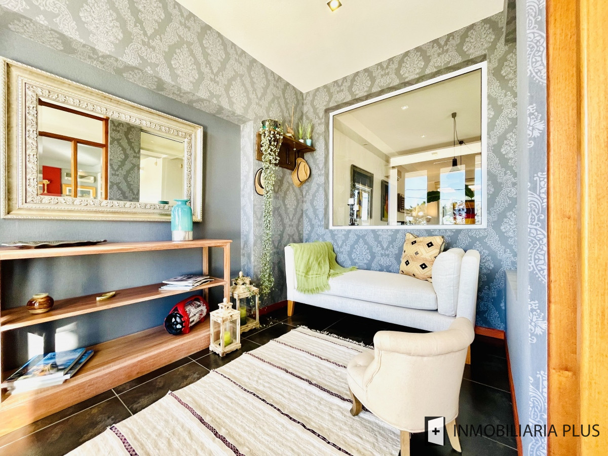 Casa ID.828 - Venta de Casa de 5 Dormitorios con Piscina Climatizada Frente a Playa Mansa de Punta del Este C828