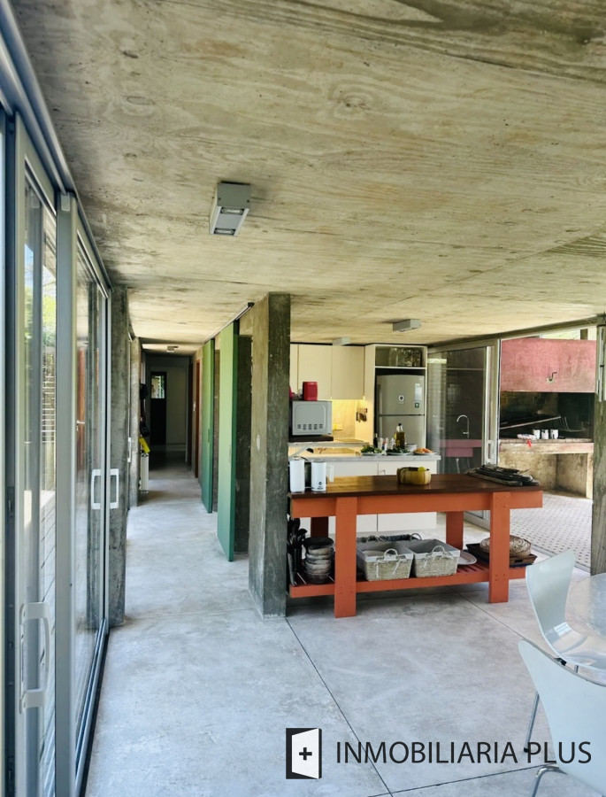 Casa ID.1267 - Alquiler de Casa en Punta del Este con 4 Dormitorios y Piscina a pasos de la Playa Mansa