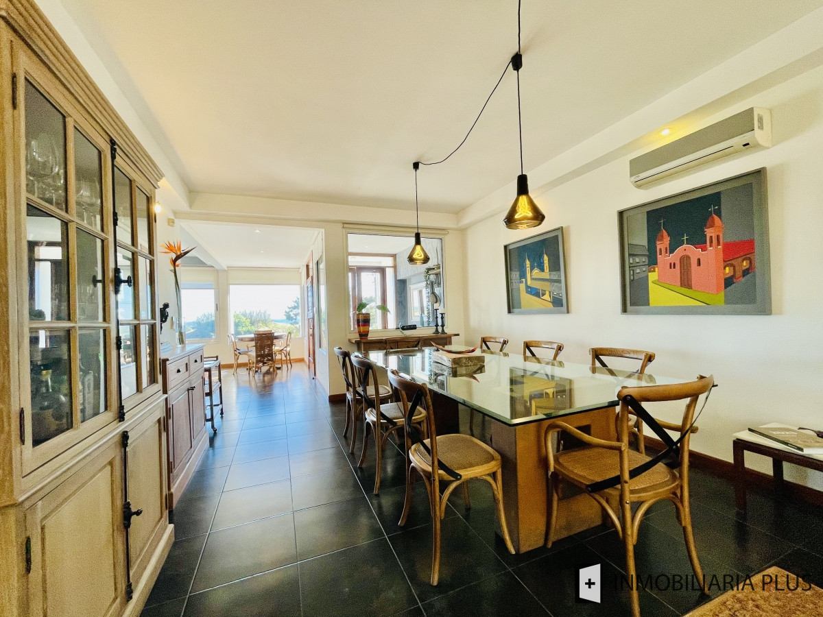 Casa ID.828 - Venta de Casa de 5 Dormitorios con Piscina Climatizada Frente a Playa Mansa de Punta del Este C828