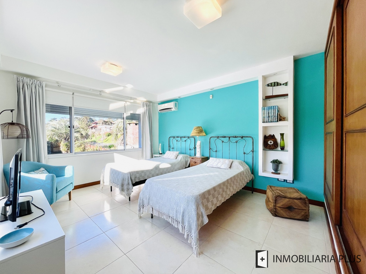 Casa ID.828 - Venta de Casa de 5 Dormitorios con Piscina Climatizada Frente a Playa Mansa de Punta del Este C828