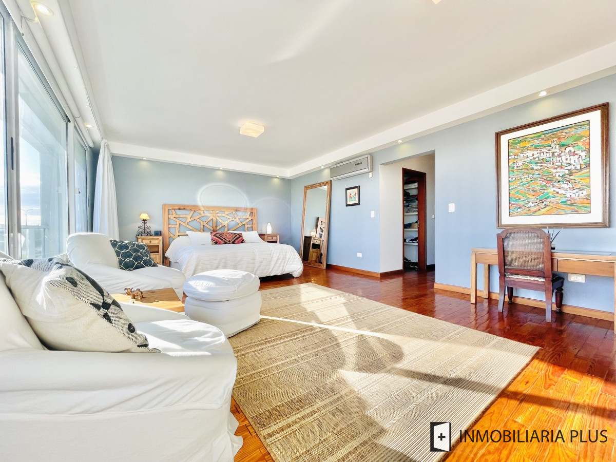 Casa ID.828 - Venta de Casa de 5 Dormitorios con Piscina Climatizada Frente a Playa Mansa de Punta del Este C828
