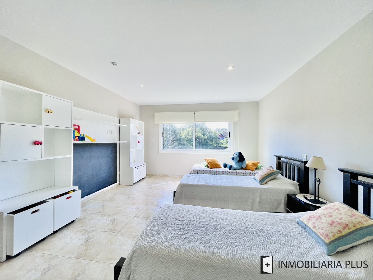 Casa ID.806 - Alquiler de Casa con 4 Dormitorios 905 m2 Piscina Climatizada y Barbacoa en Pinares de Punta del Este C806