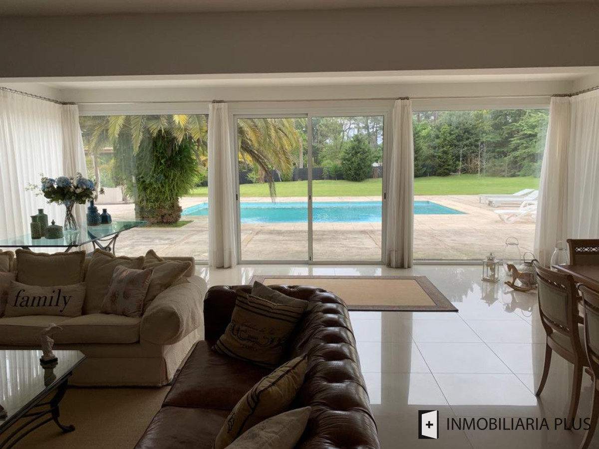 Casa ID.548 - Venta de Casa con todas las comodidades piscina, 4.200 m2 y 650 m2 en Punta del Este de 4 Dormitorios en Beverly Hills C955