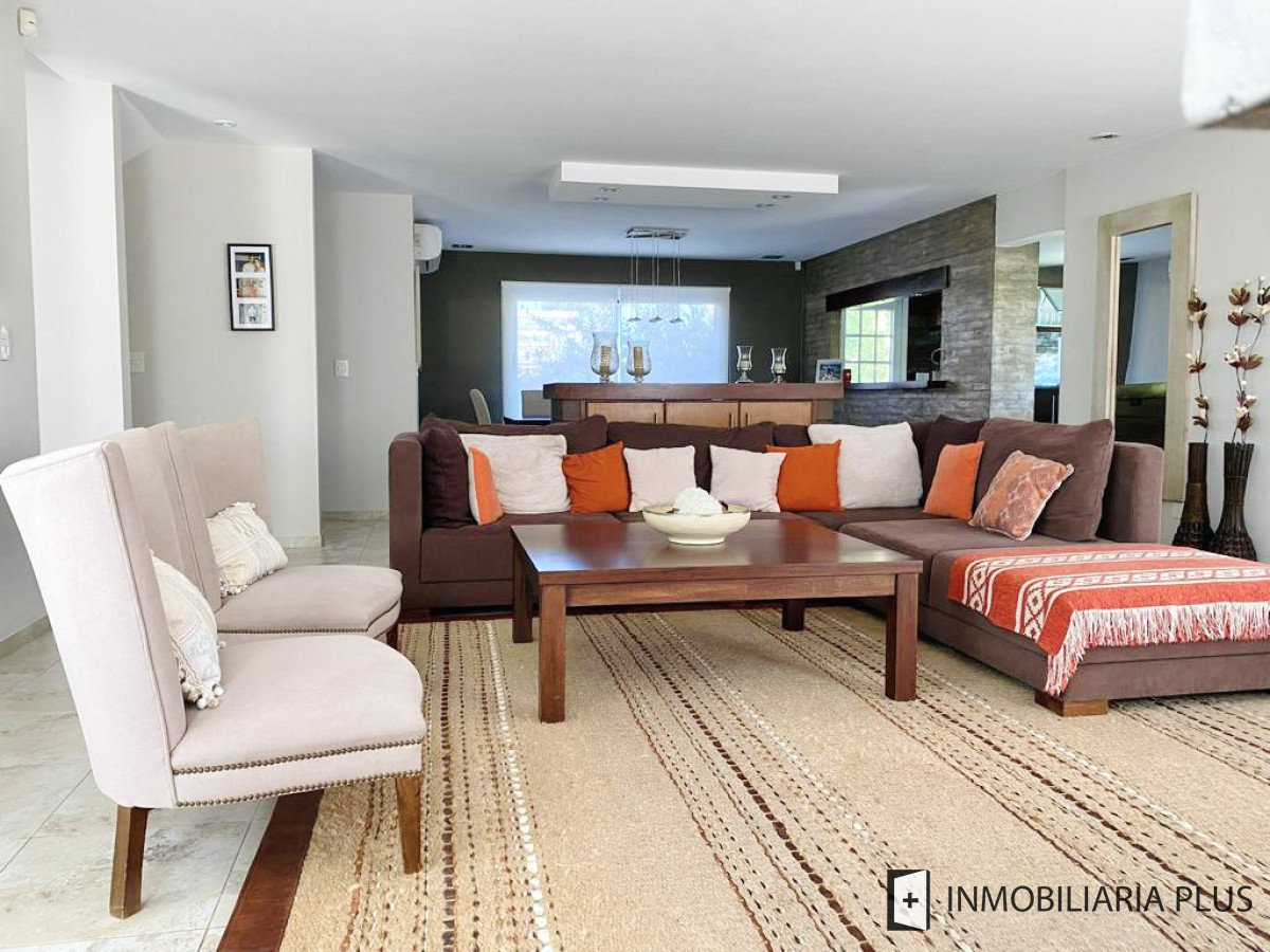 Casa ID.806 - Alquiler de Casa con 4 Dormitorios 905 m2 Piscina Climatizada y Barbacoa en Pinares de Punta del Este C806
