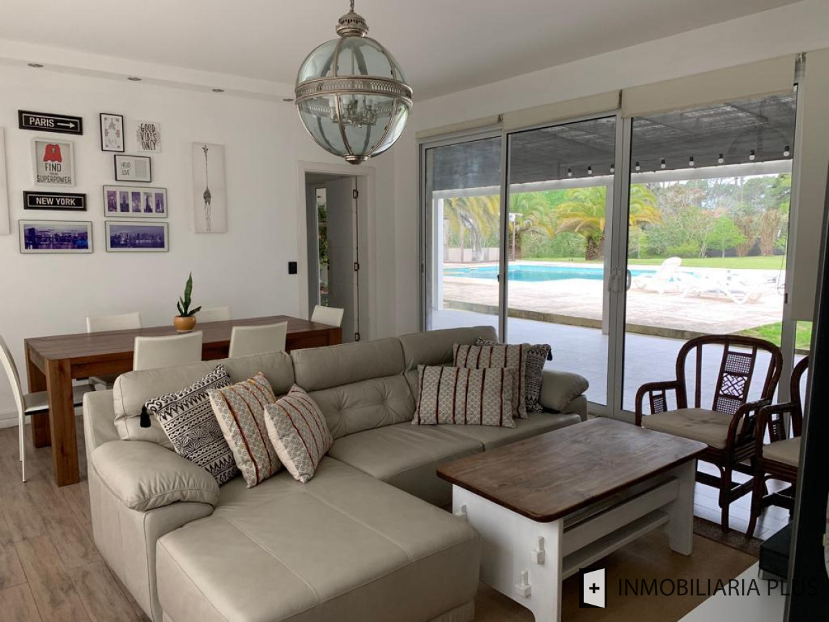 Casa ID.548 - Venta de Casa con todas las comodidades piscina, 4.200 m2 y 650 m2 en Punta del Este de 4 Dormitorios en Beverly Hills C955