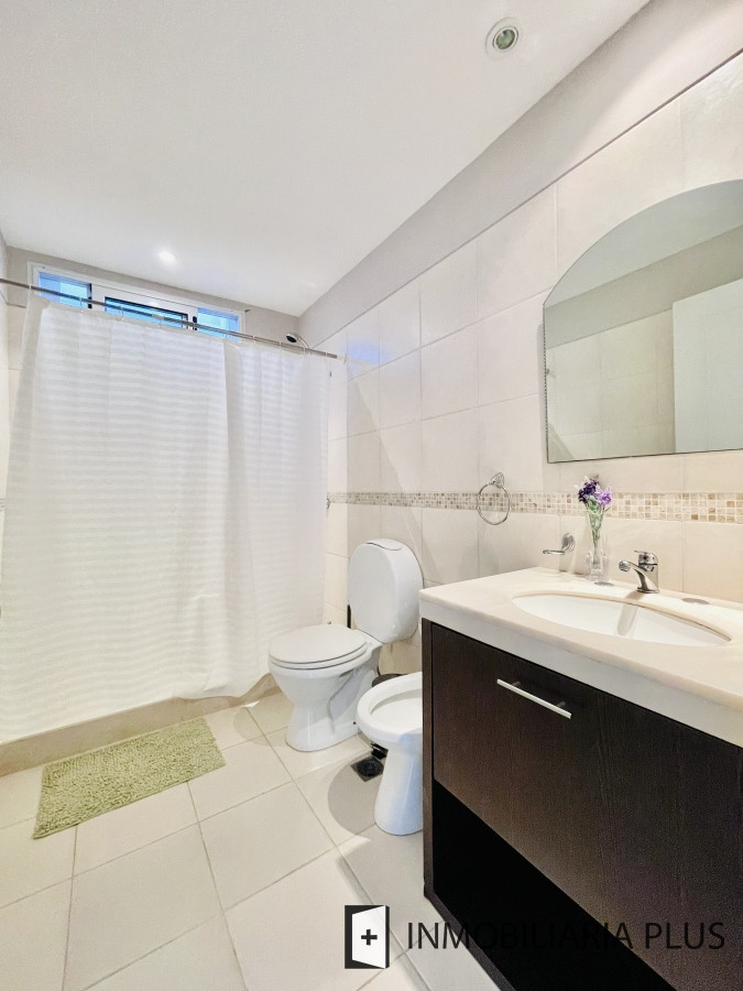 Casa ID.806 - Alquiler de Casa con 4 Dormitorios 905 m2 Piscina Climatizada y Barbacoa en Pinares de Punta del Este C806