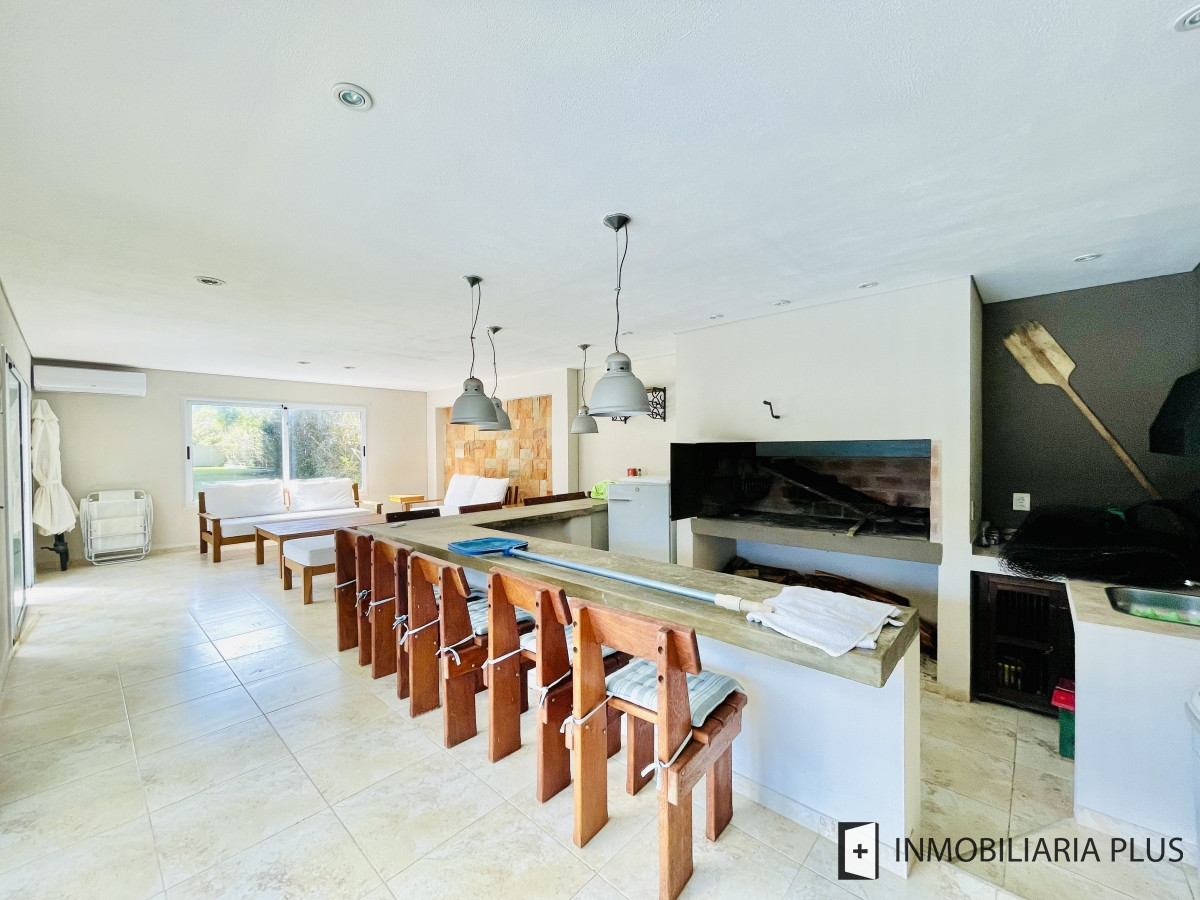 Casa ID.806 - Alquiler de Casa con 4 Dormitorios 905 m2 Piscina Climatizada y Barbacoa en Pinares de Punta del Este C806