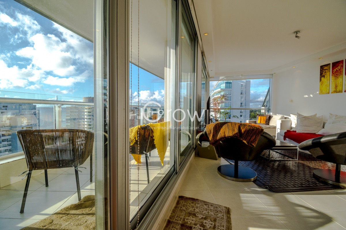 Apartamento ID.746 - Venta de apartamento de tres dormitorios más dependencia en playa Mansa, Punta del Este