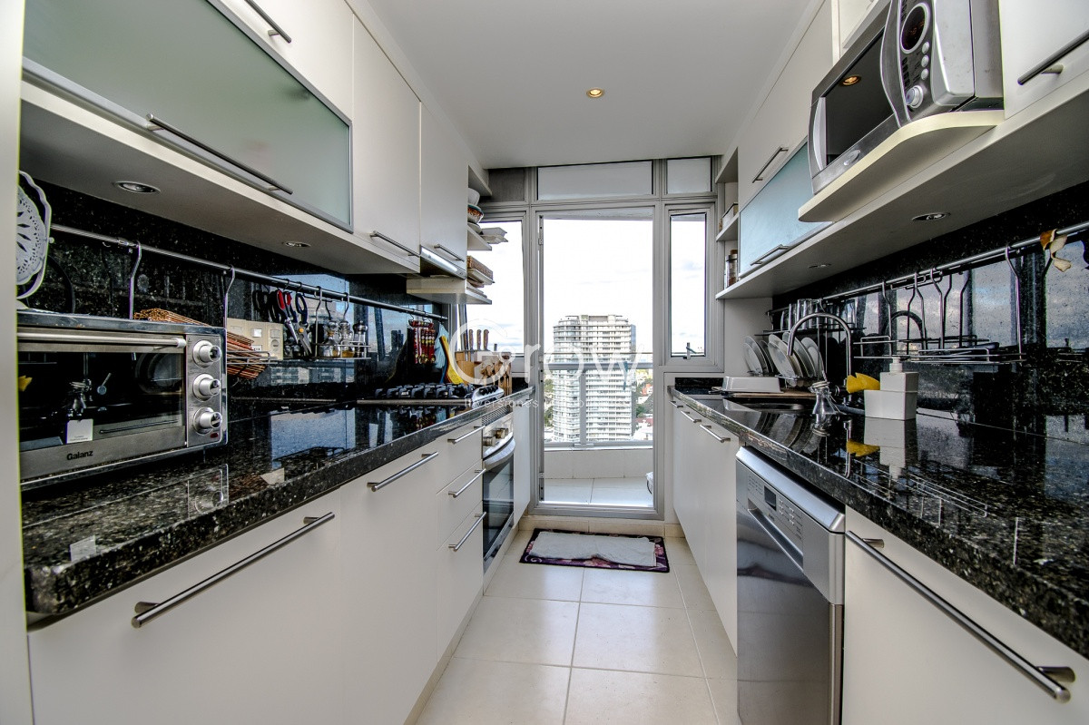 Apartamento ID.746 - Venta de apartamento de tres dormitorios más dependencia en playa Mansa, Punta del Este