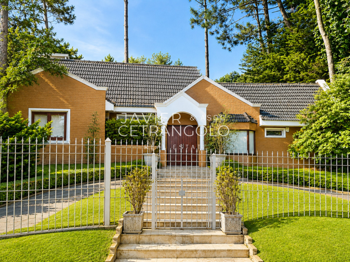 Casa ID.422 - Excelente Casa de 4 Dormitorios + Dependencia, Piscina y Parrillero en San Rafael 