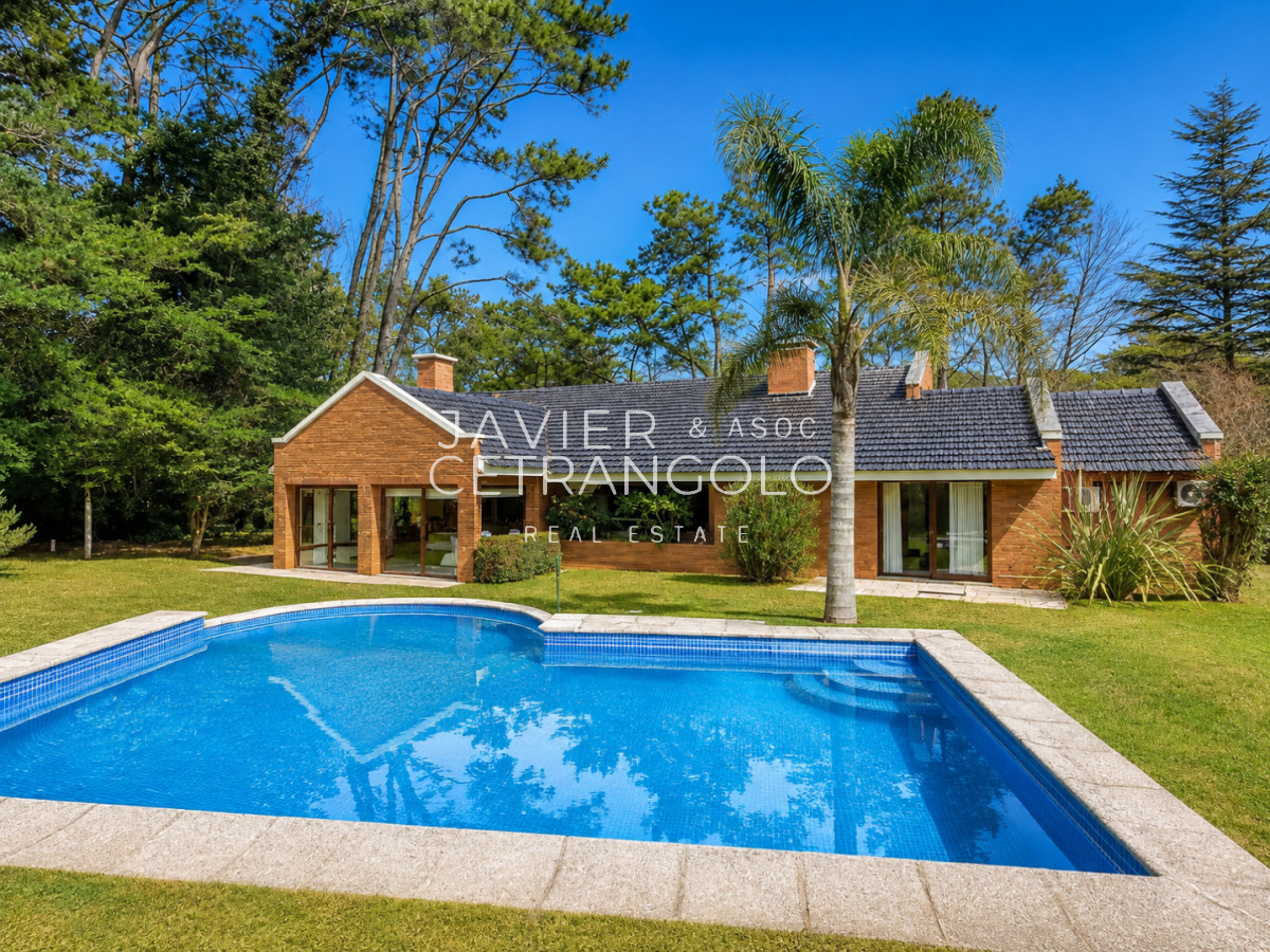 Casa ID.422 - Excelente Casa de 4 Dormitorios + Dependencia, Piscina y Parrillero en San Rafael 