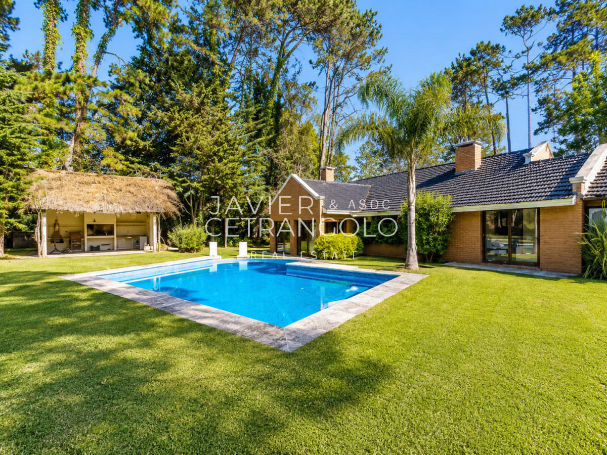Casa ID.422 - Excelente Casa de 4 Dormitorios + Dependencia, Piscina y Parrillero en San Rafael 