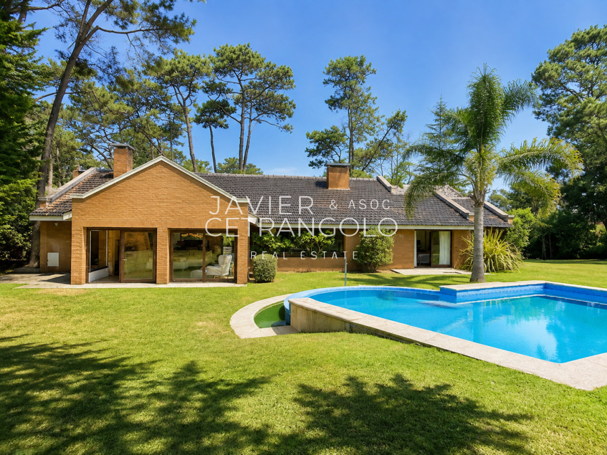 Casa ID.422 - Excelente Casa de 4 Dormitorios + Dependencia, Piscina y Parrillero en San Rafael 