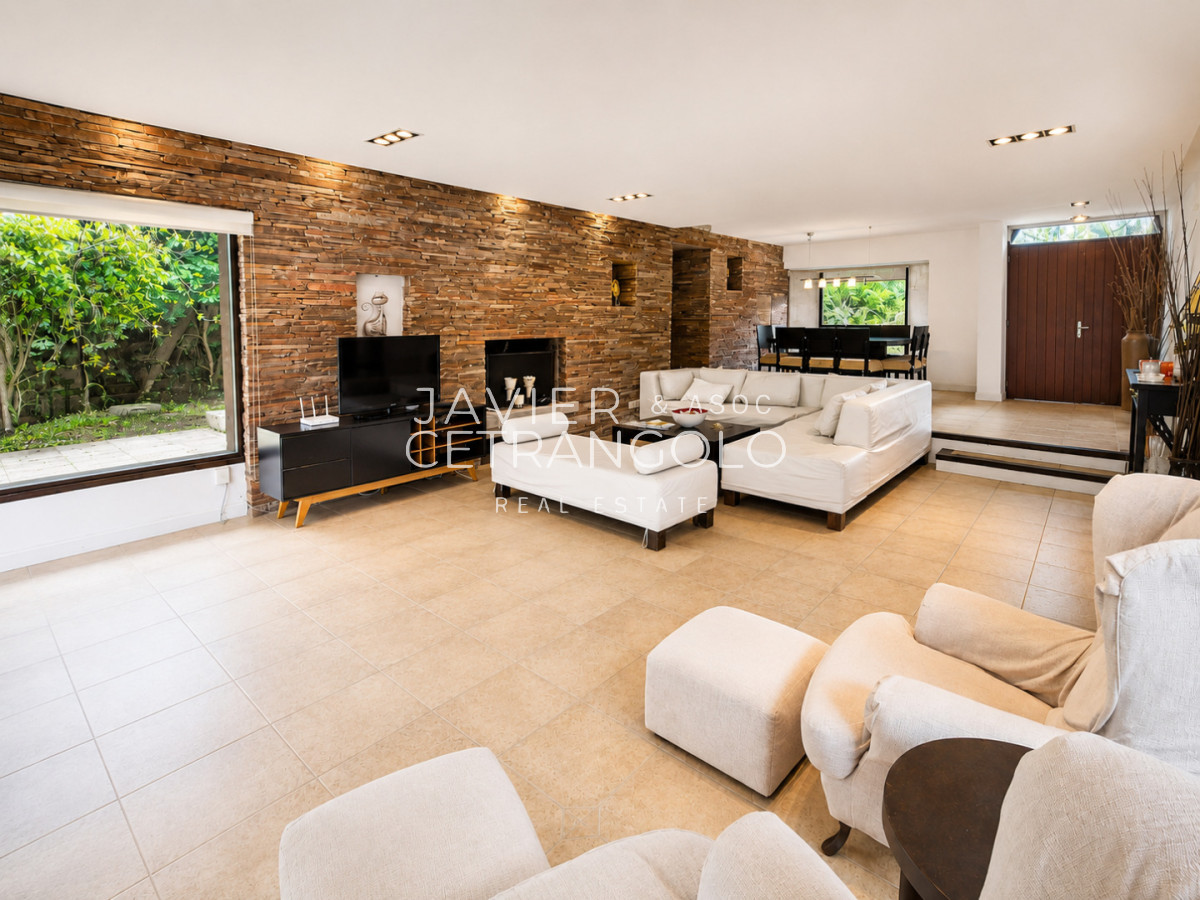 Casa ID.422 - Excelente Casa de 4 Dormitorios + Dependencia, Piscina y Parrillero en San Rafael 