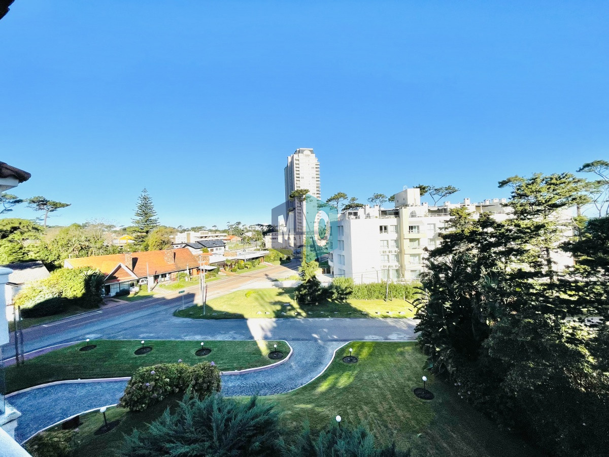 Apartamento ID.385 - Penthouse de 3 Dormitorios y Parrillero a metros de Playa Mansa, Venta Punta del Este