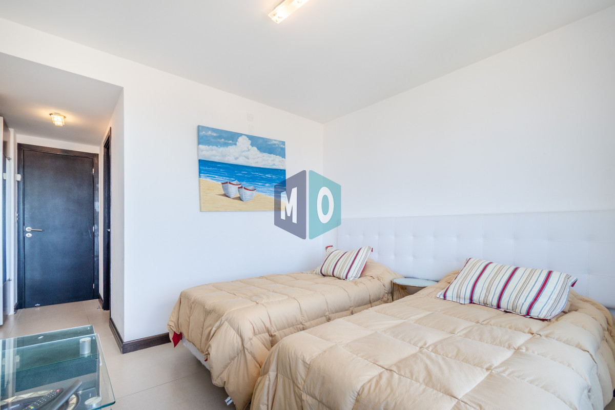 Apartamento ID.532 - Venta de Excelente Apartamento de 3 Dormitorios con Vista al Mar, Playa Mansa, Punta del Este