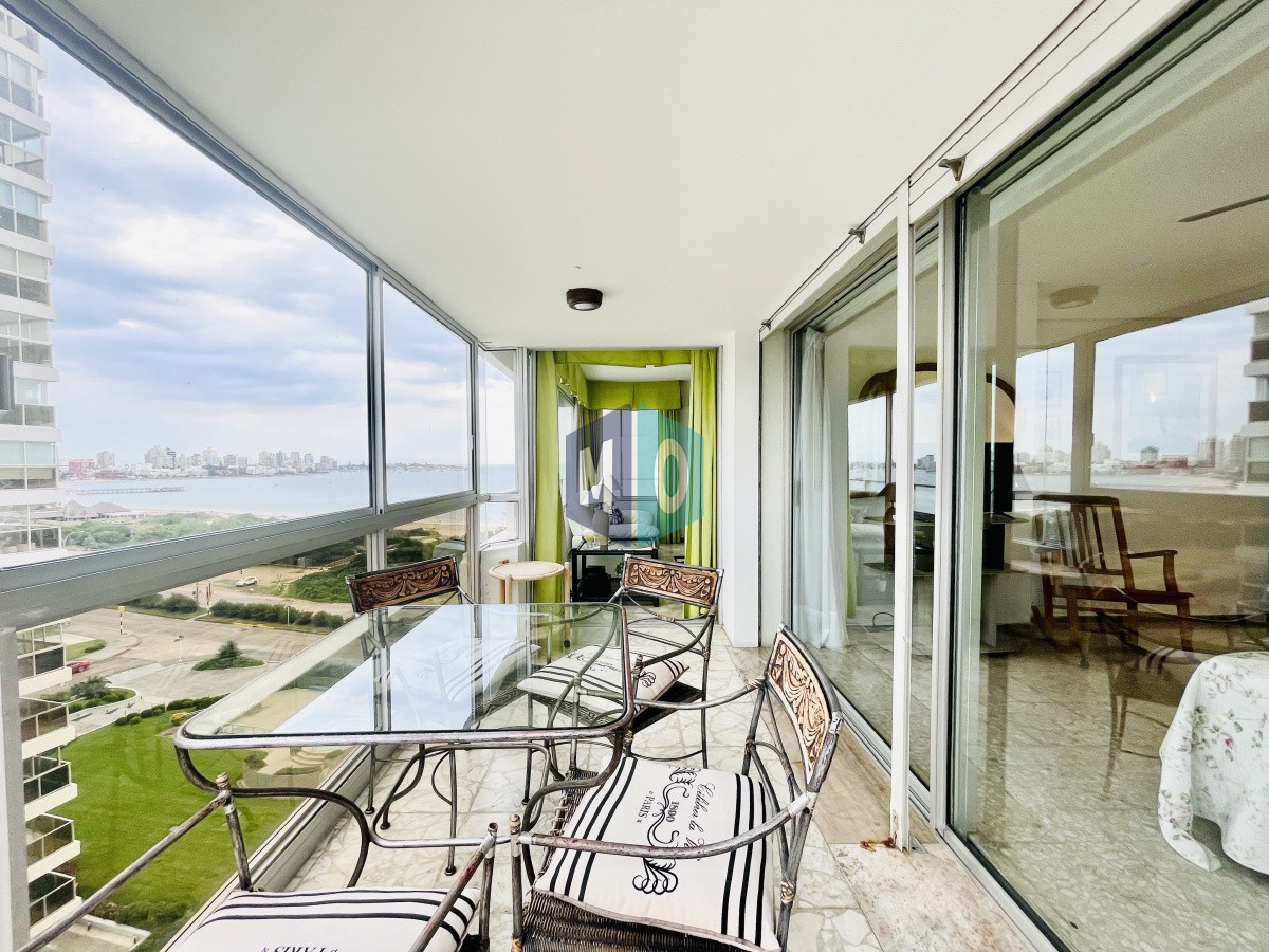 Apartamento ID.185 - Apartamento de 2 Dormitorios Frente al Mar, con Vista - Playa Mansa, Venta
